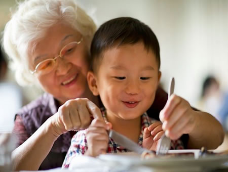 Abuela cuidando a nieto