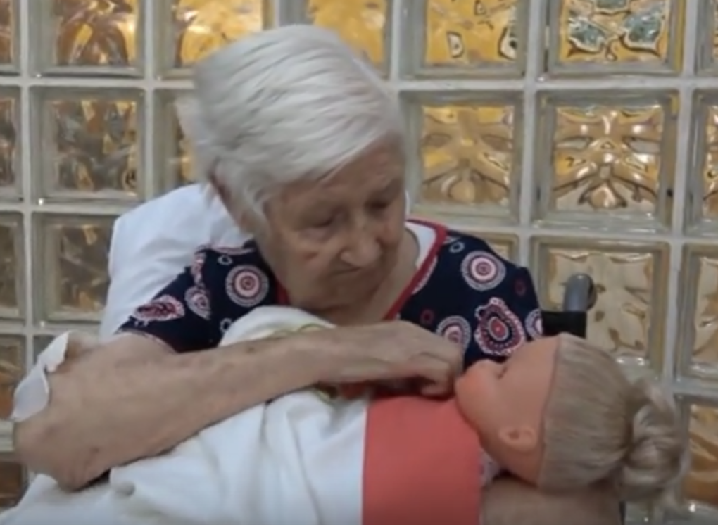 En residencia Joviar están llevando a práctica terapias con muñecas para ayudar a residentes que sufren demencia.