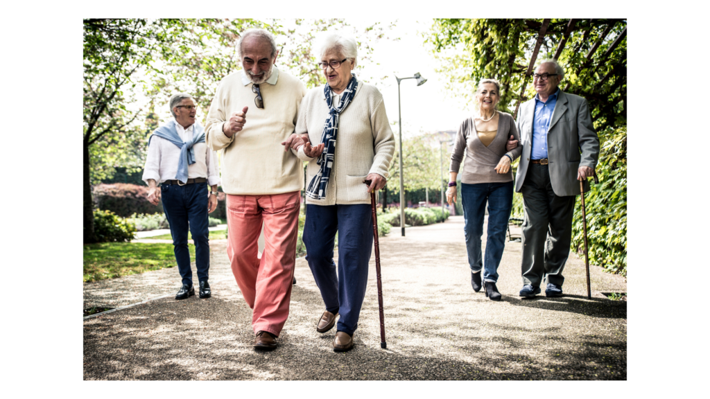 Caminar aporta muchos beneficios para la salud de las personas mayores