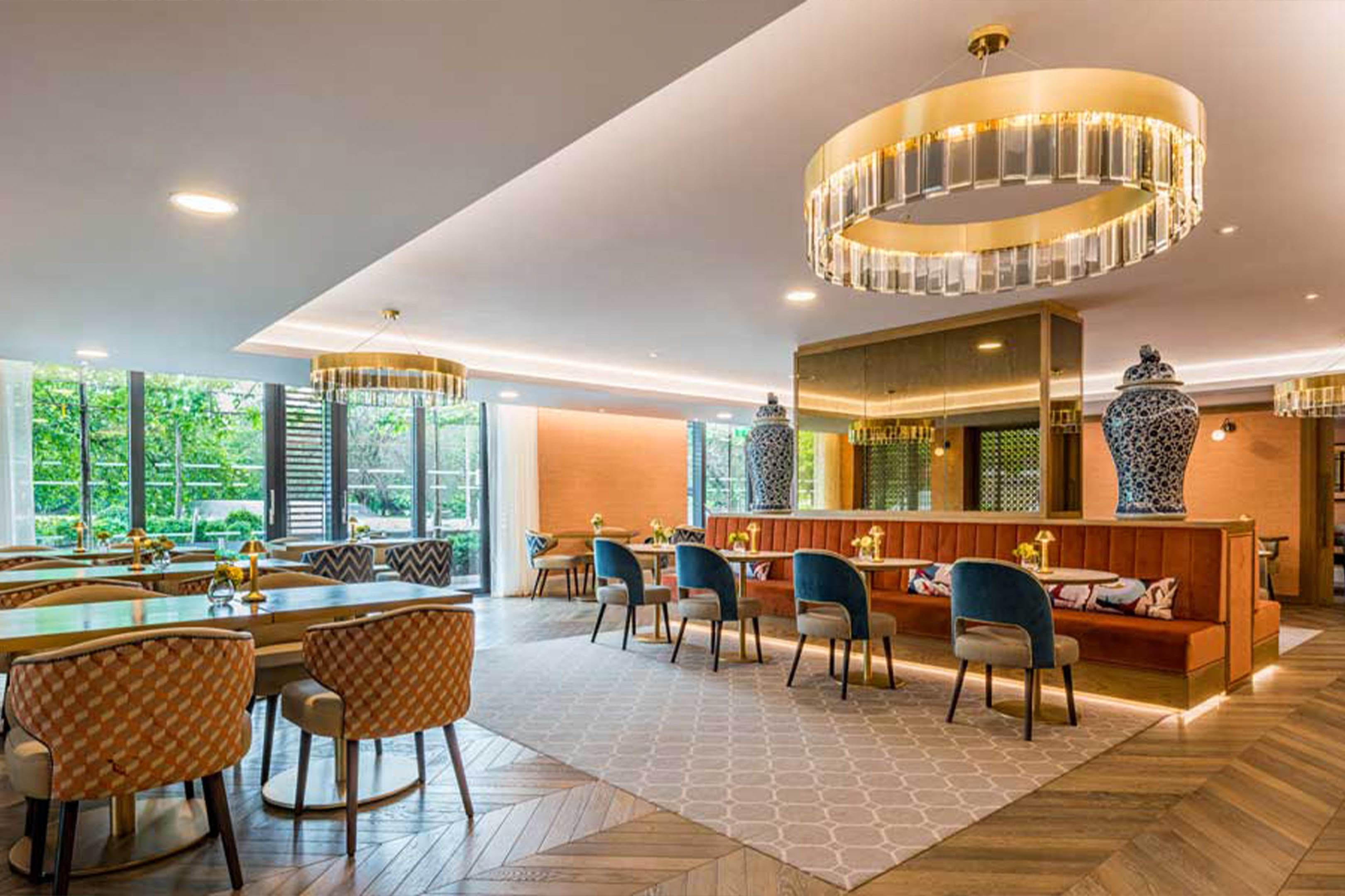 Lujosa piscina interior con diseño moderno en Audley Nightingale Place