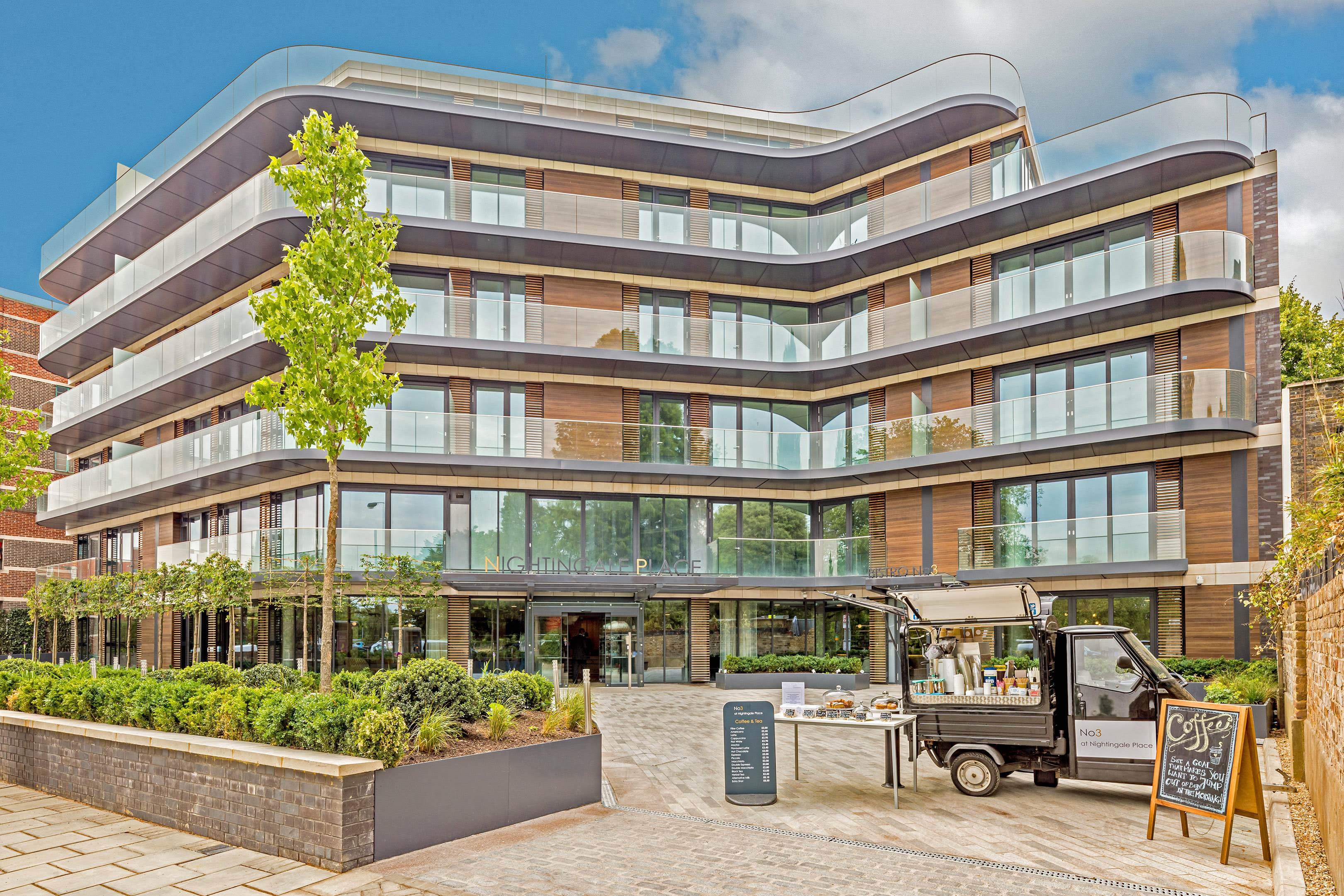 Exterior moderno de Audley Nightingale Place con balcones de cristal