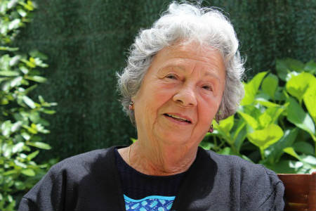 Anciana con plantas