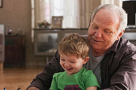 NIño con enfermo de Alzheimer