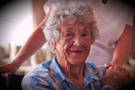 Anciana con enfermera