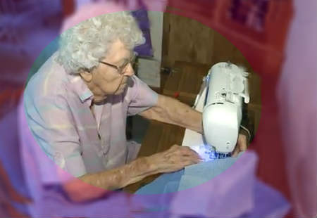 Anciana cosiendo