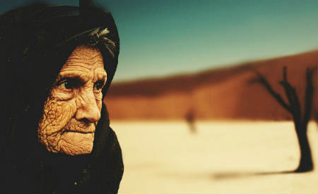 Anciana mira al futuro