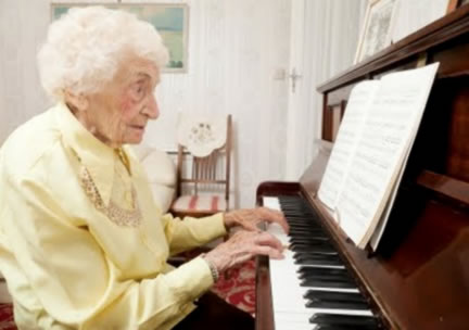 Anciana toca el piano