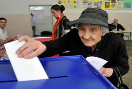 Anciana votando