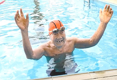 Anciano Chino nadador