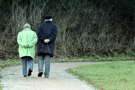 Ancianos andando de espaldas