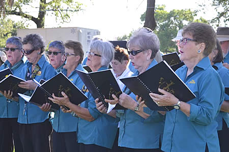 ancianos cantando coral
