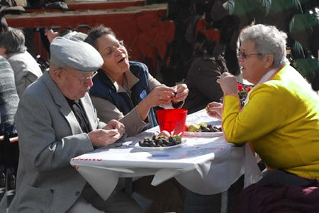 Ancianos comiendo