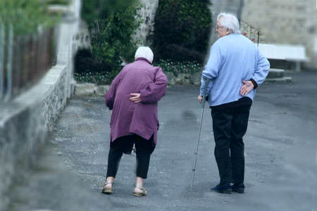Ancianos de Espaldas en Canarias