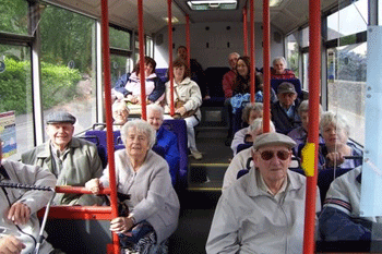 Ancianos en autobús
