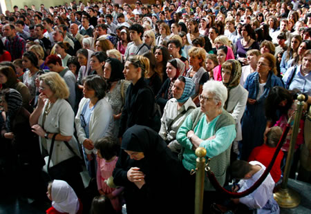 Ancianos en misa