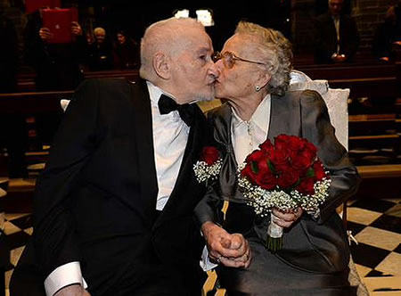 Ancianos enamorados en San Valentín