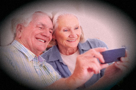 Ancianos utilizando teléfono mobil