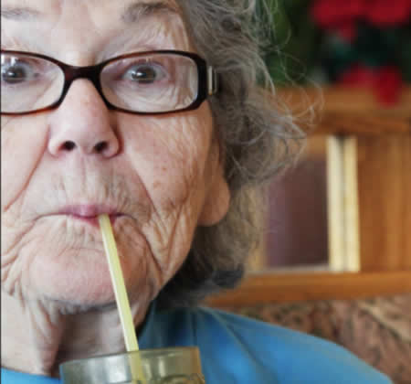 Beber agua en residencias de anciannos