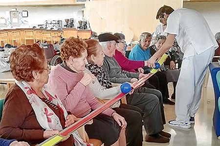 Clases de circo en residencia de ancianos de ibiza