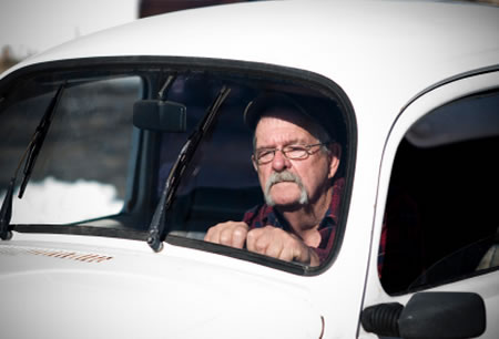 Ancianos conductores coche