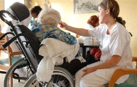 Dando de comer en la residencia de tercera edad