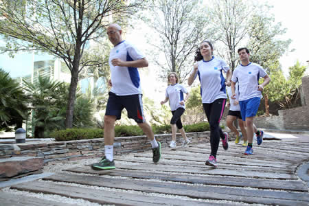 Empleados de residencia geriátrica Sanitas Residencial corriendo