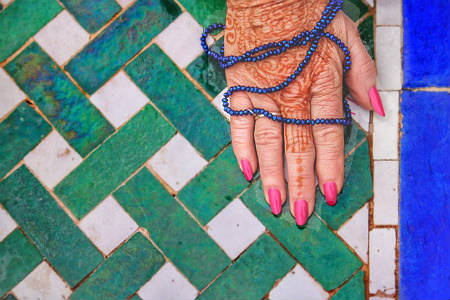Mano mujer anciana