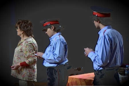 Los mossos hacen una obra de teatro para ancianos