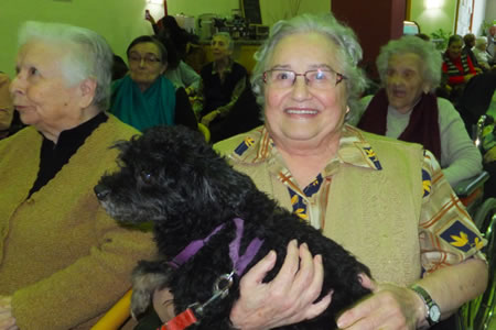 Anciana con perro en residencia de tercera edad