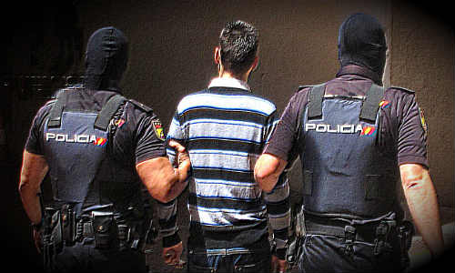 Policía protegiendo a ancianos de posibles delitos