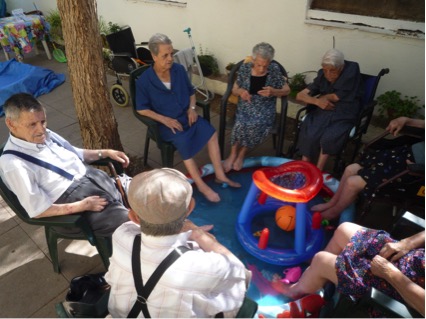 Pescando en la piscina en residencia Domus Astri