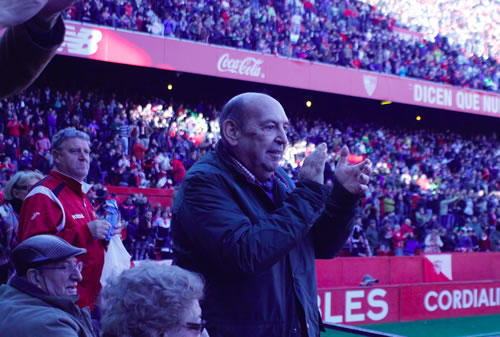 Ancianos en campos de futbol