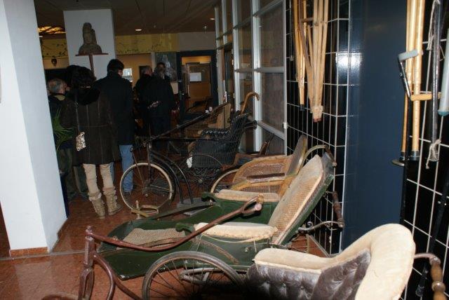 Colección de sillas de ruedas antiguas en residencia geriátrica Humanitas Akropolis en Rotterdam durante el viaje geroasistencial de www.inforesidencias.com