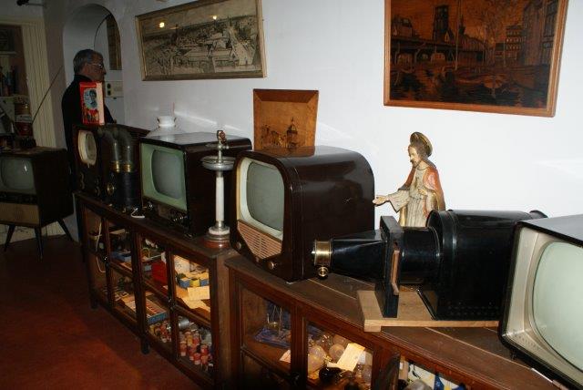 Televisiones antiguas en el museo de la reminiscencia para personas con demencia en la residencia de ancianos Humanitas Akropolis en Rotterdam (Holanda)