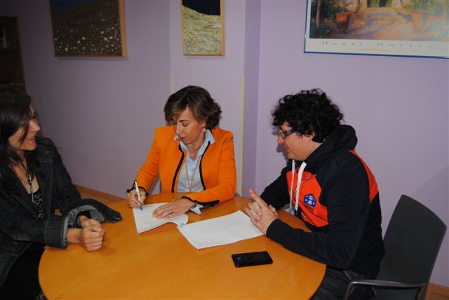 Firma de convenio entre residencia Los Llanos Vital de Alpedrete (Madrid) y APASCOVO