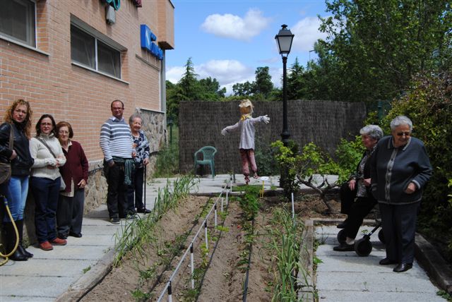 Una actividad con voluntarios en el Jardín/Huerto de Residencia de ancianos Los Llanos Vital en Alpedrete Madrid