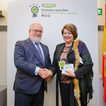 Teresa Rodríguez recibe el premio para la residencia Ablaña