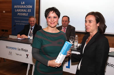 Recogiendo el premio incorpora en nombre de residencias Sanyres