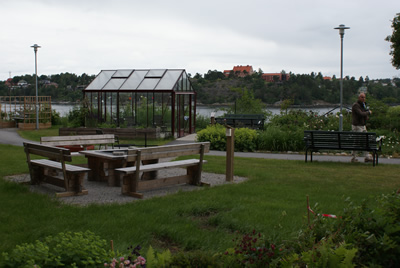 Jardín e invernadero en residencia geriátrica Attendo en Nacka