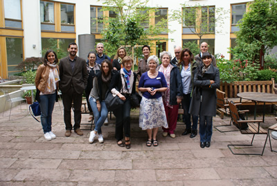 Grupo de profesionales visitando residencia en Suecia