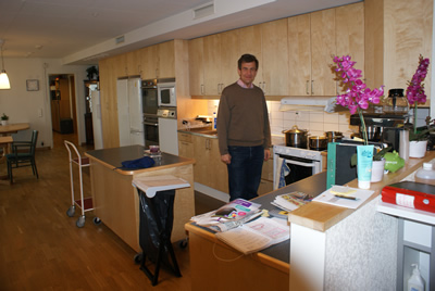 Espacio de convivencia con cocina en residencia geriátrica de Suecia