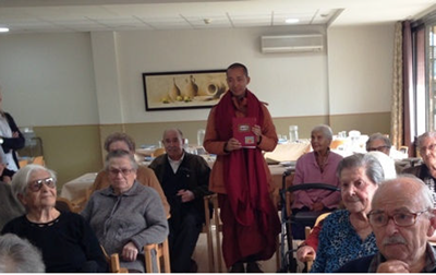 Visita de monje budista a la residencia Les Oliveres